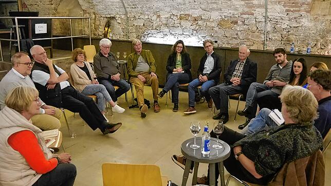 Die Gesprächsrunde des philosophischen Cafés unterhält sich im Meßkircher Schlosskeller über die Zukunft Europas.