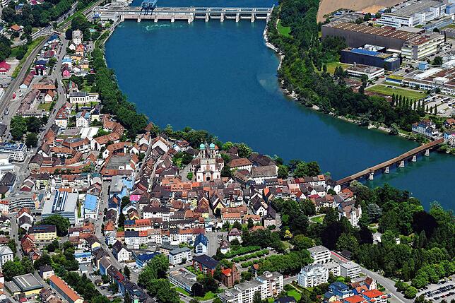 Luftbild vom Rhein in Bad Säckingen Juli 2021. Der Rhein erstrahlt in blau.