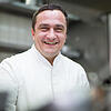 Torsten Michel ist der Küchenchef des Drei-Sterne-Restaurants &bdquo;Schwarzwaldstube&ldquo; in der Traube Tonbach. Der Hotelteil, in ...