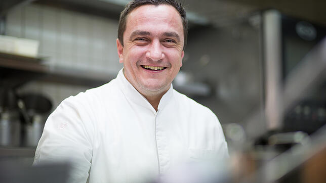 Torsten Michel ist der Küchenchef des Drei-Sterne-Restaurants &bdquo;Schwarzwaldstube&ldquo; in der Traube Tonbach. Der Hotelteil, in ...
