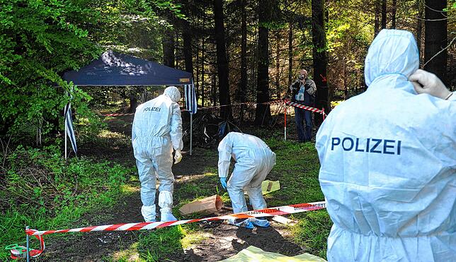 Kriminalbeamte untersuchen im Fall Maria Bögerl bei Heidenheim-Nietheim den Waldboden.