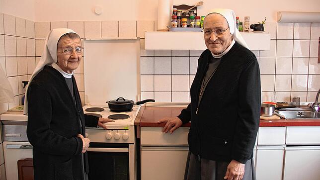 Ende einer Ära: Die Ordensschwestern Itta (links) und Sabina in ihrer Küche. 120 Jahre lang war das Kloster Hegne in Erzingen/Kreis ...