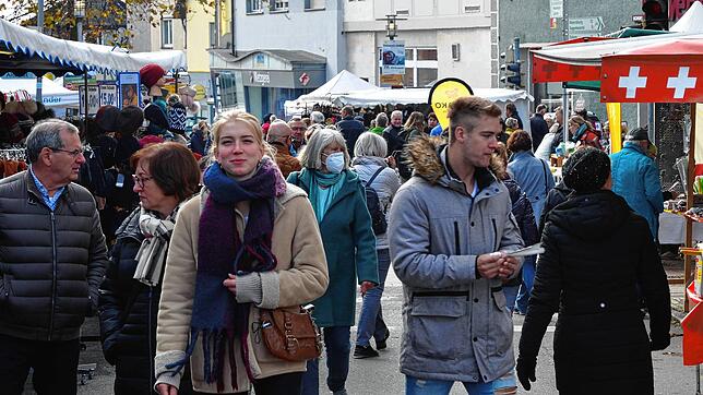 Gut besucht: Der Elisabethenmarkt am Montag in Markdorf profitierte von dem schönen Herbstwetter. In den Straßen der Innenstadt war den ...