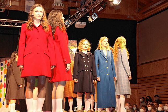 Wie vielfältig ein Mantel gestaltet werden kann, zeigten Loretta Miehle, Julia Danegger, Saskia Barthel, Clara von und zu Bodman und ...
