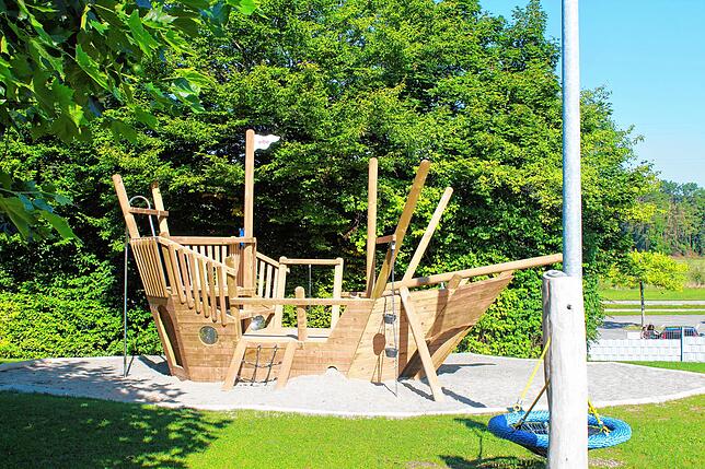 Das Spielschiff ist am Morgen noch verwaist, am Nachmittag wird es von kleinen Kindern belagert.