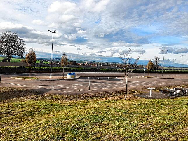 Tote Hose auf dem Rastplatz Räthisgraben an der Autobahn 81 zwischen Geisingen und Bad Dürrheim. Ist er deswegen so sauber, weil kaum ...