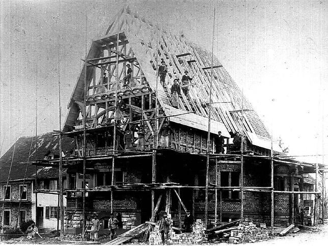 1903 bauten lokale Handwerker das Rathaus von Allmannsdorf. Doch nur wenige Jahre später, 1915, wurde Allmannsdorf eingemeindet und das ...