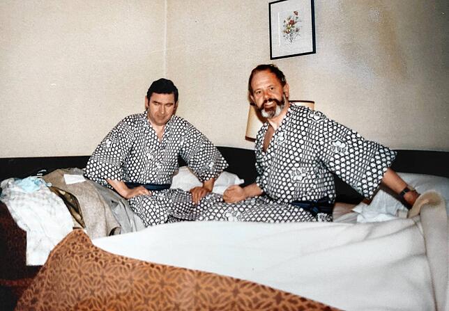 Im Rykoan, einer Art Famiienpension, erhielten Rainer Kotz (re.) und Gerhard Reittermann Schlaf-Kimonos. Gastfreundschaft wird in Japan ...