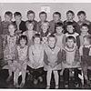Die Kindergärtnerinnen, Frau Hermann (links) und Schwester Marie (rechts) stellen sich mit den Kindern des Geburtsjahrgangs 1954 ...