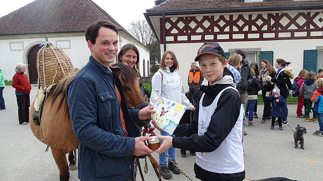 Josua (rechts) schenkt im Stefansfelder Hof Gutsverwalter Roman Strasser (links) ein Glas Honig.
