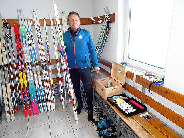 Manfred Ludwigkeit in seinem Langlaufarsenal am Heiligenberger Sportplatz: Hier lagert er Bretter, Schuhe und Wachs zur kostenlosen ...