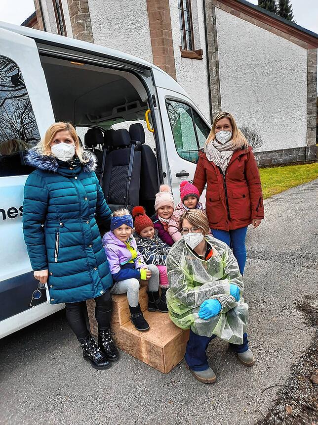 Das Testangebot in Wolterdingen wird gerne in Anspruch genommen Die Helferin in Gelb: Beate Wicher mit Sabine Schieferbein (von links) ...
