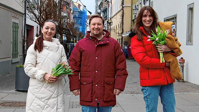 Irina Shudra und Vitaliy Tomniuk, die vor einem Jahr aus der Ukraine nach Deutschland kamen, sowie Julia Burth mit Sohn Jan (von links) ...