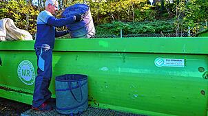 Arnold Weisser aus St. Georgen kippt seine Grüngutabfälle in den noch leeren Behälter auf dem Recyclinghof. Die Stufe, auf der er steht, ...