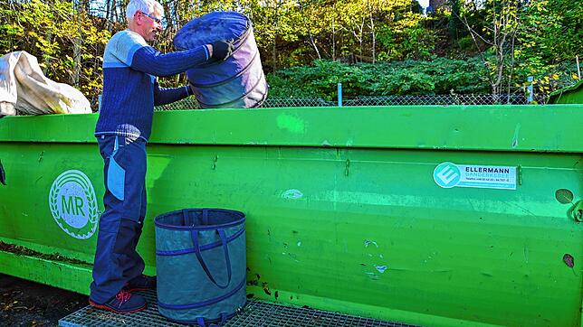 Arnold Weisser aus St. Georgen kippt seine Grüngutabfälle in den noch leeren Behälter auf dem Recyclinghof. Die Stufe, auf der er steht, ...