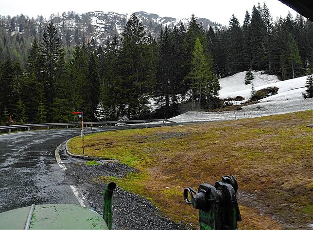 Auf einigen Passüberfahrten mit dem Traktor lag noch Schnee
