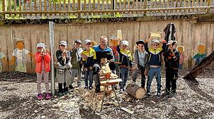 Schindelmacher Bernhard Fehrenbach zeigt sein Handwerk. Foto: Kindergarten
