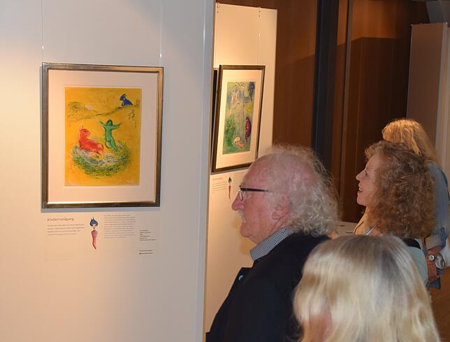 Die farbenfrohen Werke von Chagall faszinieren die Besucher.
