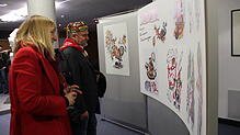 Die Ausstellung in der Sparkasse zog viel Publikum an. Hier schauen sich Angelique Tracik (links), Fachbereichsleiterin Kultur, und ...
