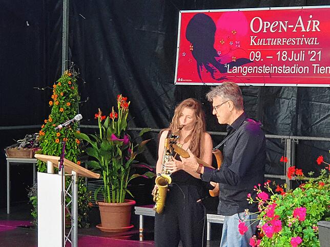 Nicole Johänntgen und Jörgen Welander untermalten als Jazz-Duo Henrietta die Veranstaltung musikalisch.
