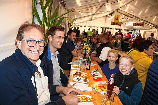 Bild 22: Neudingen zeigt sich blau-weiß Musikkapelle lud zum Bayerischen Wochenende