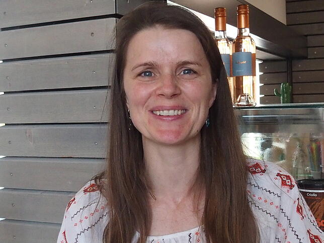 Roxana Pop betreibt das Café am Teuringer: "Ich finde es sehr ansprechend und freundlich hier. Ich freue mich auf die Gelegenheit, unser ...