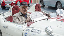 Der 86-jährige Gebhard Zeller fährt einen Austin Healey, Baujahr 1962. Er ist bei der Motorworld Classics Bodensee im Foyer zu sehen.