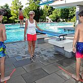 Schwimmmeisterin Rita Assire (Mitte) erklärt zwei Jugendlichen im Hilzingen Freibad die Baderegeln in Corona-Zeiten. Bild: Sabine Tesche