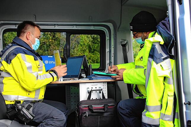 Im mobilen Büro werteten Polizeikommissar Stefan Kraus (links) und Oberkommissar Hubertus Stengele die Dokumente aus.