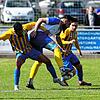 Das Landesligaspitzenspiel zwischen dem FC Singen (Yahya Zidan, links) und der SpVgg F.A.L. (Qendrim Krasniqi) endete mit einem ...
