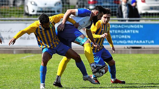 Das Landesligaspitzenspiel zwischen dem FC Singen (Yahya Zidan, links) und der SpVgg F.A.L. (Qendrim Krasniqi) endete mit einem ...