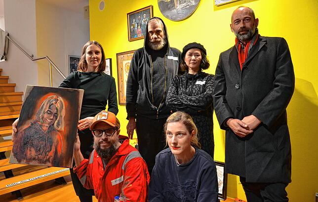 Zogen 2023 die meisten Besucher in die Stadtgalerie: Florence Obrecht (mit einem Porträt von Kathrin Landa in der Hand), Axel Pahlavi, ...