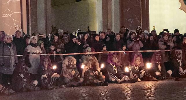 Hexen am Abend vom Narresamstig zelebrieren ihre Rituale.