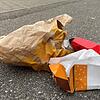 Wenige Monate vor der Einführung einer kommunalen Verpackungssteuer liegt Müll aus Fastfood-Verpackungen auf dem Gehweg der ...