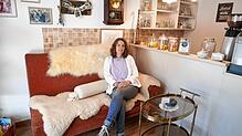 Martina Kugler, hier auf Opas Kanapee im neuen Café Glückseligkeit in Wahlweiler, freut sich auf die Eröffnung am Sonntag, 23. März.