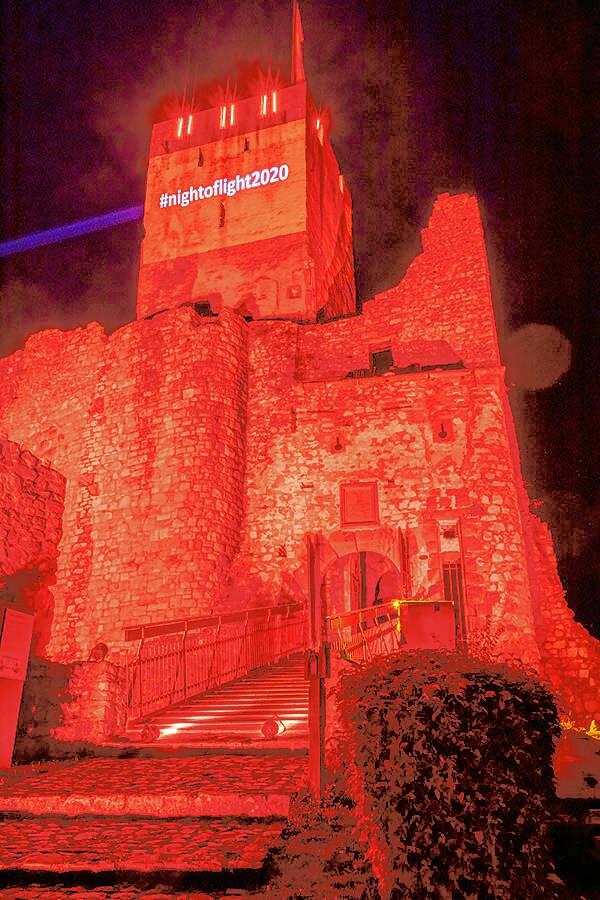 Night of Light: Die Burgruine Rötteln in Lörrach ist rot beleuchtet.