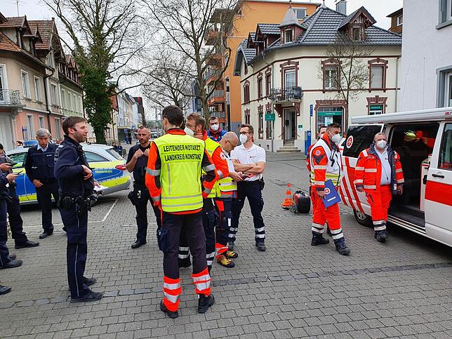 Die Rettungskräfte hatten laut Polizeiinformationen zehn Verletzte zu versorgen.