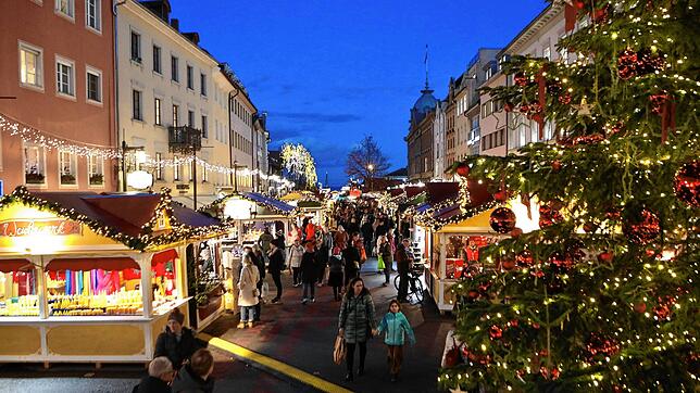 Vom 24. November bis 22. Dezember kann hier wieder gebummelt und geschlemmt werden: Der Konstanzer Weihnachtsmarkt am See hat begonnen.