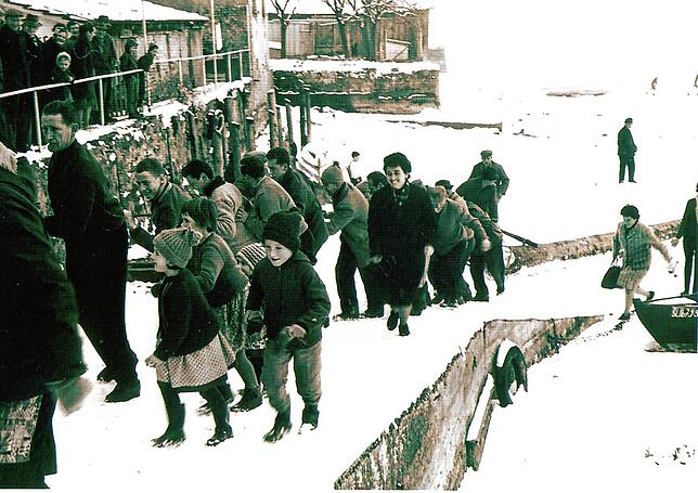 Bei der Seegfrörne vor 60 Jahren holten die Sipplinger Narren zum ersten Mal den Narrenbaum vom gegenüberliegenden Ufer über den See. ...