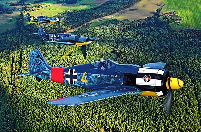 Eine Focke-Wulf Fw 190 aus dem Boschung-Angebot. Nur der Sternmotor ist nicht mehr original. Im Hintergrund die beiden Me 109.