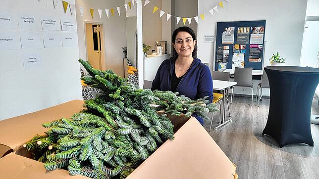 Shirin Burkart arbeitet im Quartiersbüro am Herz-Jesu-Platz. Hier bereitet sie die Dekoration für die Adventsfeier vor.