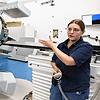 Physikerin Silvia Peter erklärt, wie die in Dättwil entwickelten Geräte für die Strahlentherapie funktionieren.