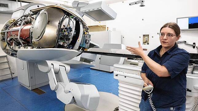 Physikerin Silvia Peter erklärt, wie die in Dättwil entwickelten Geräte für die Strahlentherapie funktionieren.