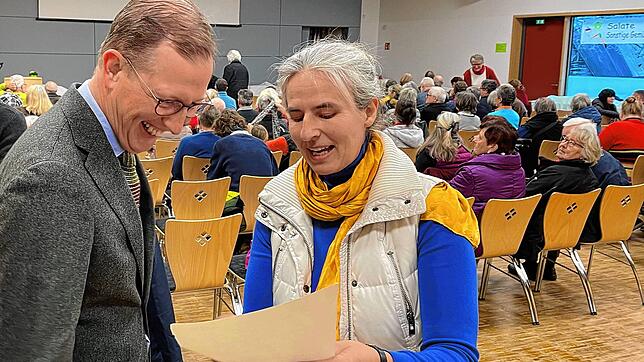 Bernhard Markgraf von Baden beim Briefing vor dem Vortrag mit Maria Schlegel von der Intitiative Saatgut-Bildung.