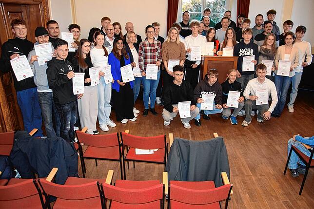 Viele Gesichter stehen für die mit Ehrenurkunden, Sonderpreisen und dem Titel Sportler des Jahres 2024 ausgezeichneten Sportler in Bad ...