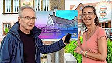 Johannes Graf vom Deutschen Uhrenmuseum und Francesca Hermann vom Stadtmarketing begutachten die neue Informationstafel des digitalen ...