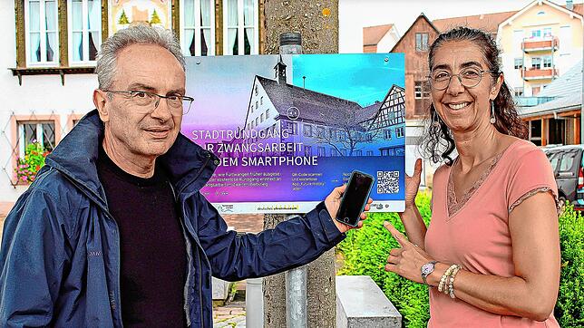 Johannes Graf vom Deutschen Uhrenmuseum und Francesca Hermann vom Stadtmarketing begutachten die neue Informationstafel des digitalen ...