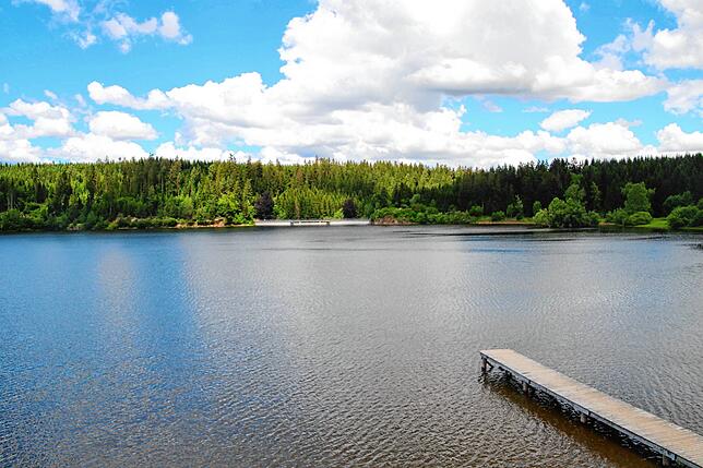 Noch sind am Kirnbergsee nur vereinzelte Spaziergänger zu entdecken. Doch das wird sich ändern. Am Samstag beginnt die Badesaison ...