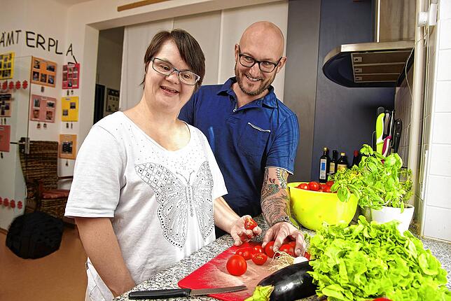 Ingo Baxmeier leitet bei der Caritas das ambulante betreute Wohnen. Hier bereitet er zusammen mit Michaela Siebner einen Salat zu.