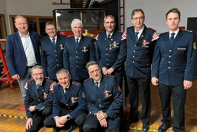 Gleich sieben Mal konnten OB Jan Zeitler (ganz links) und Gesamtkommandant Ludwig Ehing (ganz rechts) das Feuerwehrehrenzeichen in Gold ...